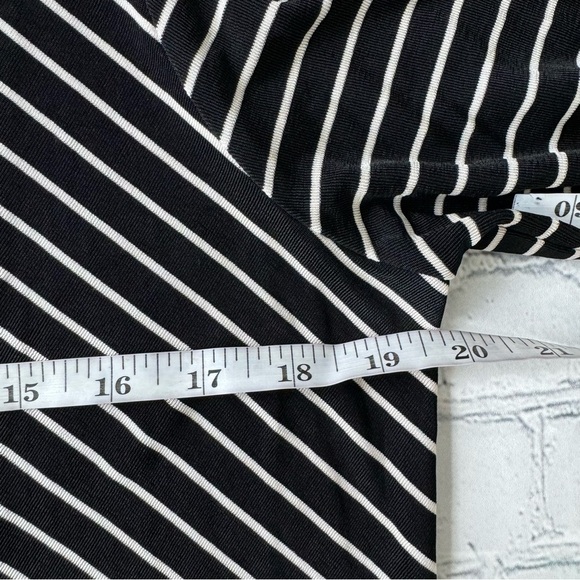 Chico’s Travelers black white stripes asymmetrical hem tunic top size 2 - Picture 7 of 9